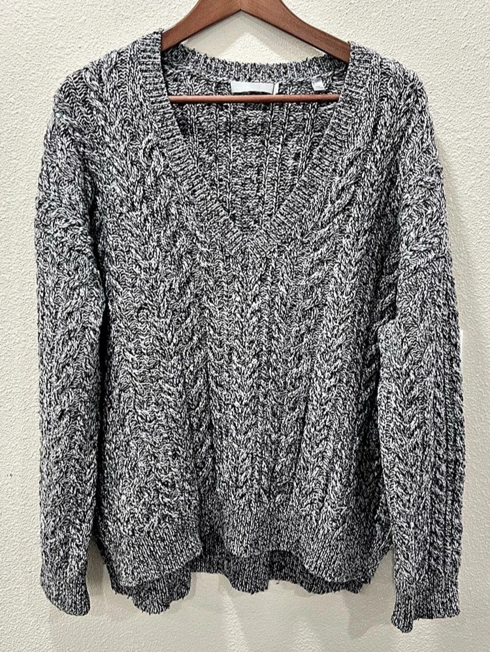 Vince. V-Neck Cable Knit Sweater in Gray Size Medium